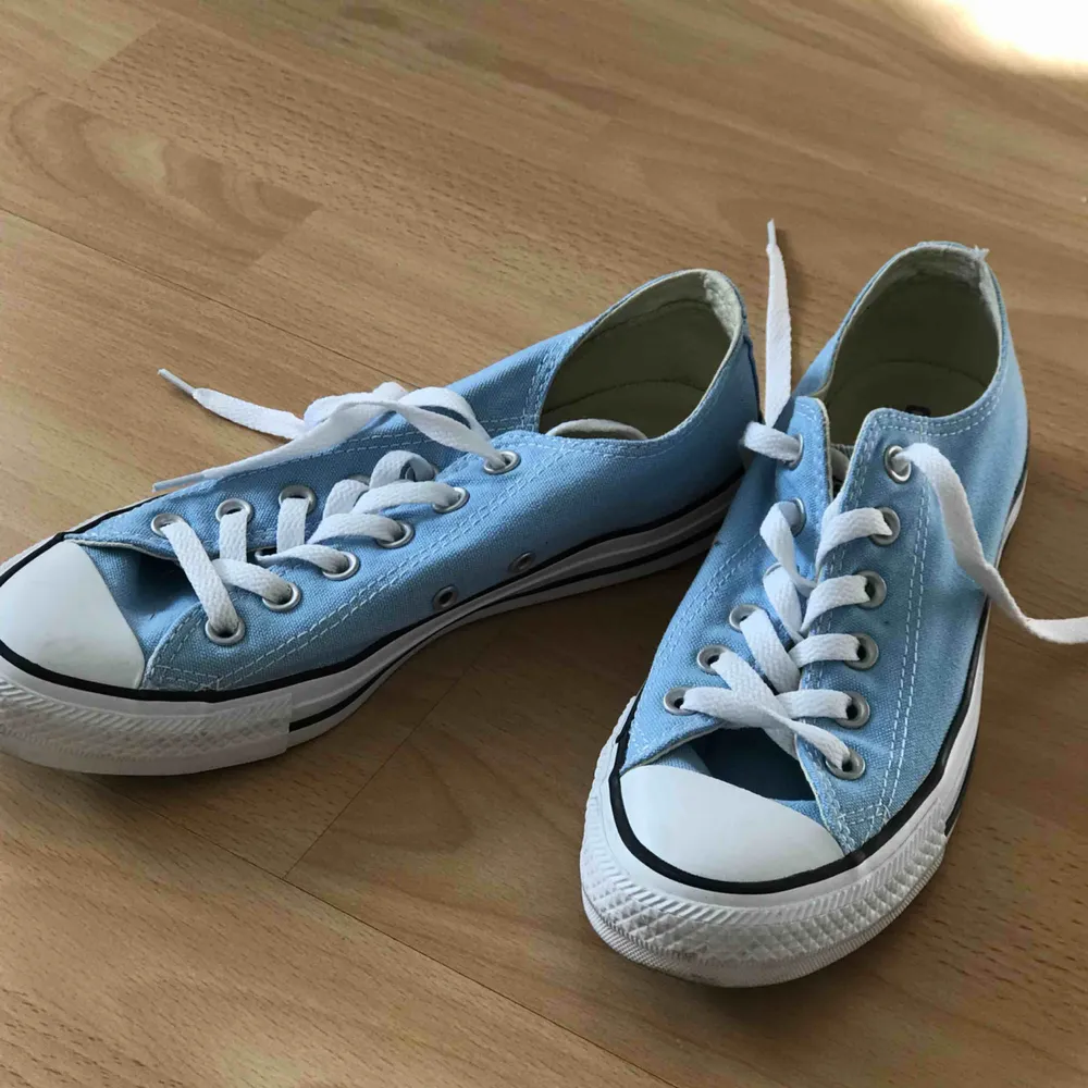 Ljusblå Converse skor i bra skick. Frakt tillkommer❤️. Skor.