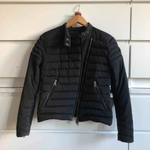  - Säljer nu min älskade dunjacka från peak performance😭väl använd men har inga som helst skavanker. Nypris låg på 2500kr🦋 möts upp i Stockholm. Var inte rädda för att pruta!!