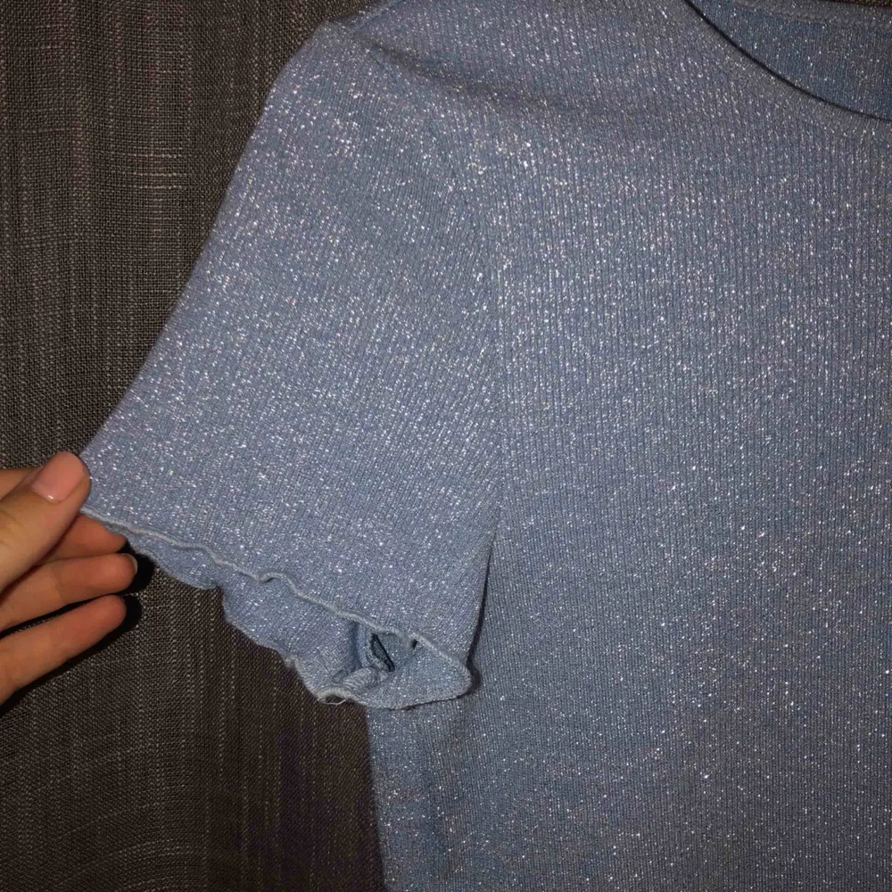 Blå, glittrig tröja (inte stickig) använd en gång!👍🏼 frakt tillkommer!!🥰. Toppar.