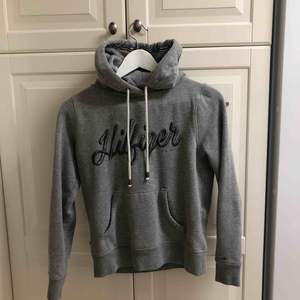 Hilfiger Denim hoodie som knappt är använd. Storlek XS. Säljer pga att den inte kommit till användning även pga att den är för liten i storlek. Nypris: 899 :-