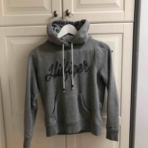  - Hilfiger Denim hoodie som knappt är använd. Storlek XS. Säljer pga att den inte kommit till användning även pga att den är för liten i storlek. Nypris: 899 :-