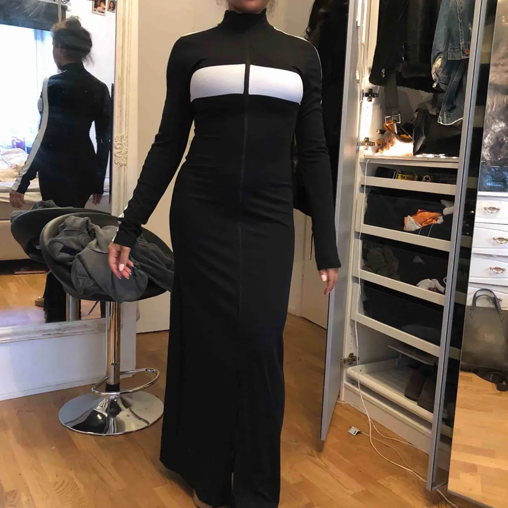 Fenty by Rihanna lång klänning med dragkedjor så att man kan dra upp och nerifrån tex om du vill ha v ringad eller en slitz nypris 1700 . Klänningar.