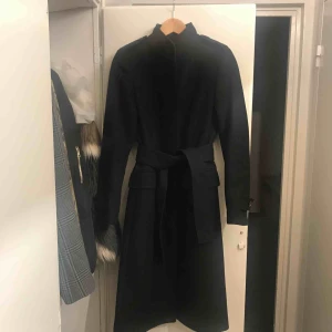  - En välskräddad kappa från zara . I jätte fin skick  Köpte för 1699kr .  