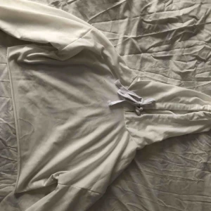  - Kort tunn hoddie med slitningar 