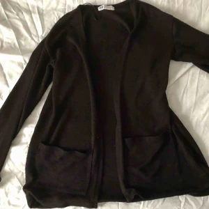  - Kofta med fickor fram utan knäppning