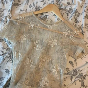  - Tunnt stickad tröja med rosor på. Snyggt att ha tillsammans med en bralette. Köpt på Humana och använd 1 gång av mig. Står ingen storlek med skulle säga att den passar XS-M beroende på hur man vill att den ska sitta. Priset är inklusive frakt