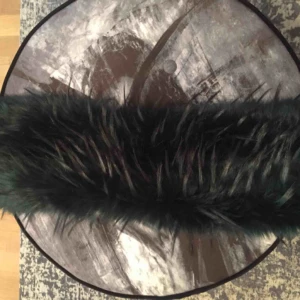  - Pälskrage i fuskpäls , grön färg .