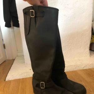  - Svarta Johnny Bulls med silvriga detaljer Storlek 39