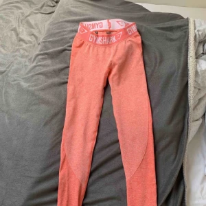  - Träningstights köpta från gymsharks hemsida för 550kr men säljer för 400kr. Använda 1 gång. Mycket bra kvalite och god skick. Storlek XS. 