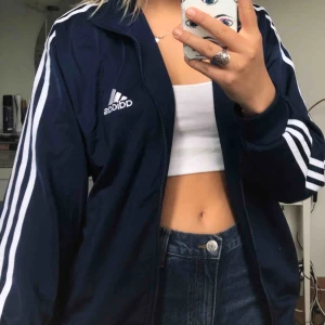  - Stor oversized addidasjacka/hoodie som man både kan vika upp för att få den cropped eller bara ha den som den är är!