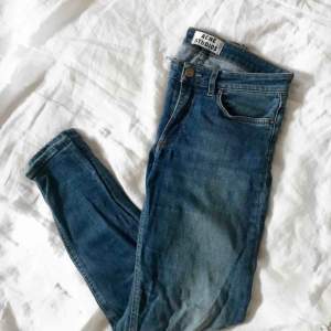 Säljer mina fina jeans från Acne i modellen ”Skin 5 used blue”!  Använda ett flertal gånger men i mycket bra skick utan defekter!  Köparen står för frakt💕