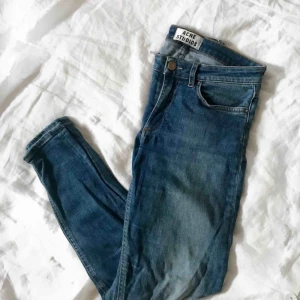 - Säljer mina fina jeans från Acne i modellen ”Skin 5 used blue”!  Använda ett flertal gånger men i mycket bra skick utan defekter!  Köparen står för frakt💕
