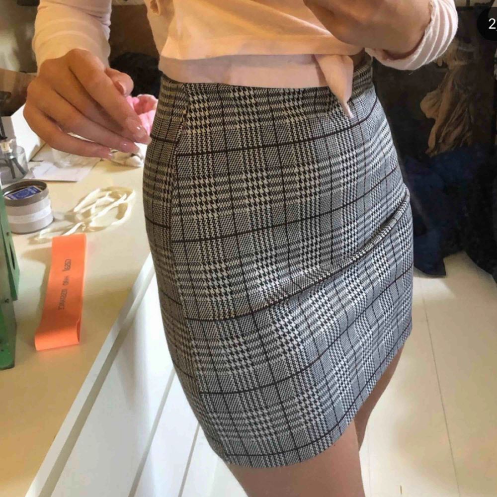 Trendig och fin kjol från h&m, använda 2-3 gånger bara Ett band i midjan som gör att de går in o blir tajtare👍🏼 ^Frakt avgörs på vikt^. Kjolar.