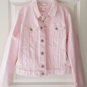  - rosa jeansjacka från H&M. fick den när jag fyllde år för 1 eller 2 år sedan men den sitter inte som jag hade tänkt mig. den är helt oanvänd. jag är 175cm så skulle säga att den nog är jättesnygg som en oversized jacka på någon som är kortare!! frakt tillkommer