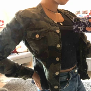  - Kort cropped camo jacka!  