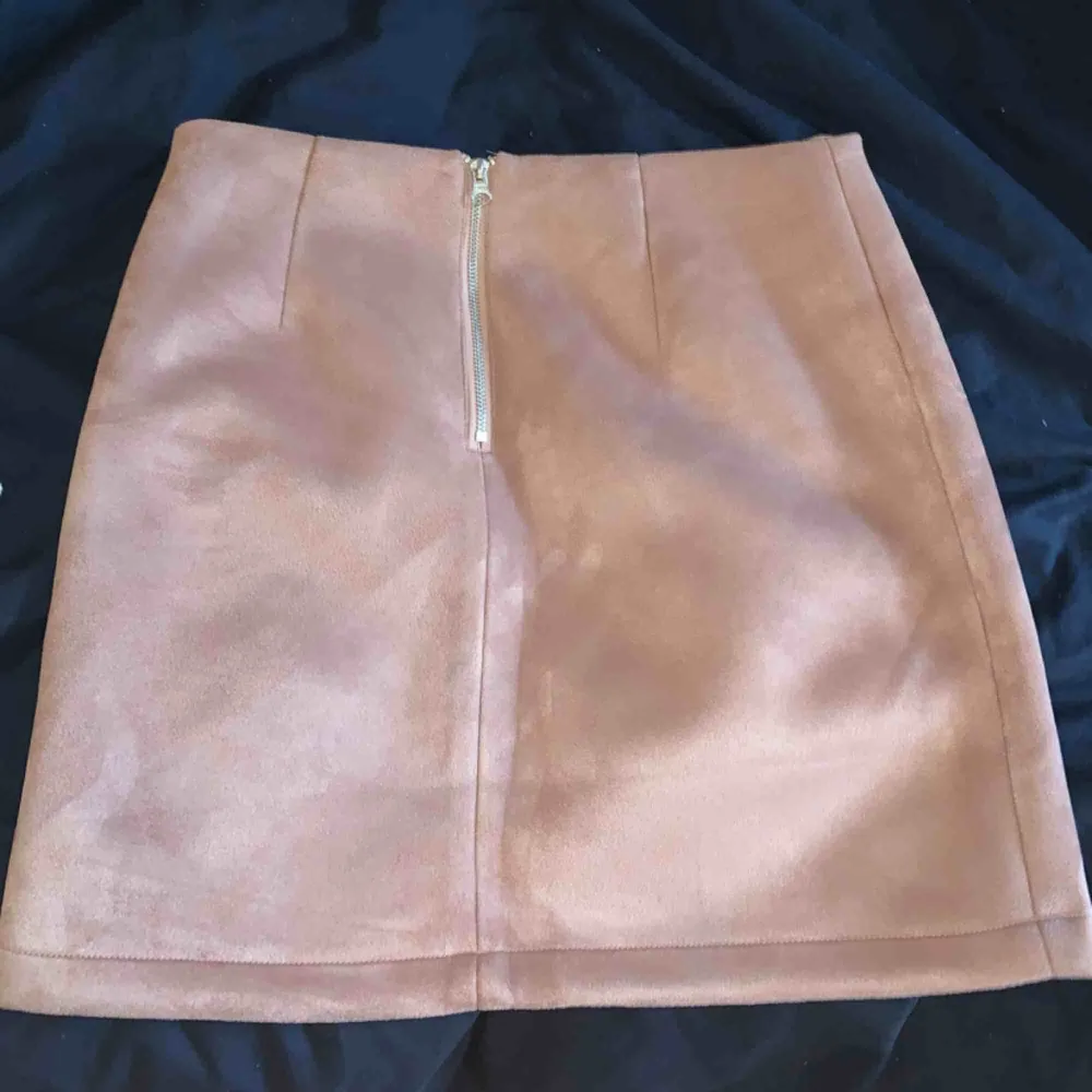 Snygg kjol i mocka liknande material! Använt några få gånger men den kommer inte till användning längre, fint skick. Dragkedja bak (bild 2,3)🥰 frakt tillkommer!. Kjolar.