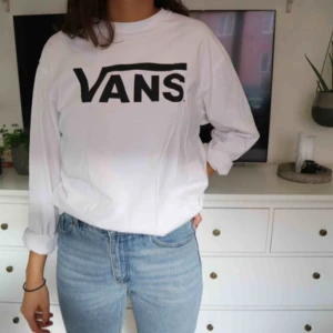  - Vans - långärmad t-shirt. Fint skick då den är sparsamt använd. Baksidan är helvit (inga tryck)   Köparen står för frakt 