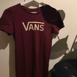  - Vinröd Vans tröja i storlek S. Köparen står för frakten :)