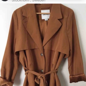  - Passar allt från XS-M beroende på hur man vill att den sitter. Knappt använd kanelbrun kappa från Monki. Säljs ej längre i butik. Jättefint skick 