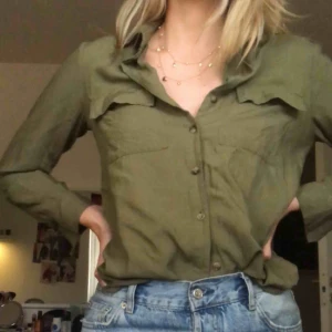  - Skjorta ifrån Gina Tricot!  Sparsamt använd och i mycket fint skick. Köparen står för frakten🧡🧡