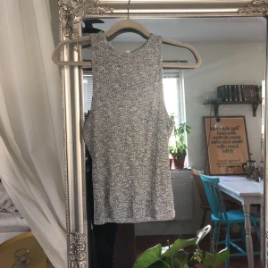  - Superfint linne från River Island. Tyget är tunt ribbat. Märkt storlek 38 men passar även 34/36. Kan mötas upp i Halmstad eller posta, då tillkommer frakt. 