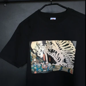  - Helt ny t-shirt med tryck! Tröjorna trycks på beställning och finns även i vitt. Finns i unisexstorlekarna S-XL! Hör av dig om du undrar något 🌻  