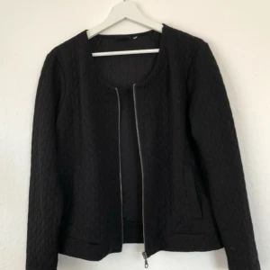  - Svart kofta från Kappahl 