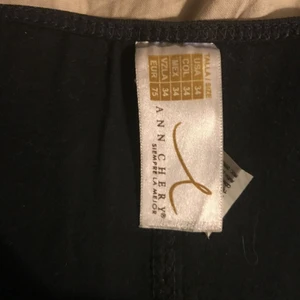  - Ann chery waist trainer i latex, strl 34. I använt skick men väldigt Sparsamt använd. Köparen står för frakten! 