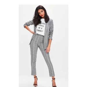  - Super snygg rutig kostym! Aldrig använd så den är sprillans ny och fräsch. 