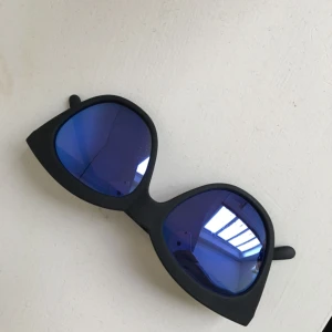  - Le specs - Halfmoon magic limited edition      Köparen står för frakt :) 