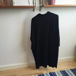 svart klänning från monki, vääldigt over size så passar s-xl typ! fri frakt
