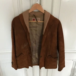  - Vintage mockajacka från Malung Sverige. Har ett märke på höger framsida, går samnolikt att åtgärda. Hämtas i Uppsala eller kan skickas mot fraktkostnad 