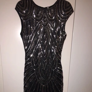  - Helt ny svart elegant festklänning. Mitt pris 300kr. 
