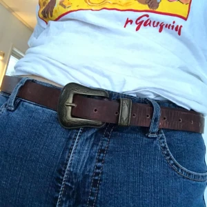  - Brunt skärp i läderimitation med snyggt spänne, frakt tillkommer 🐉