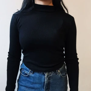  - Polotröja i kortare modell från Asos i storlek M säljes för 40kr, frakt tillkommer. Betalning sker via swish.