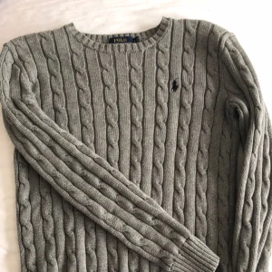  - Grå kabelstickad Ralph Lauren som är använd fåtal gånger