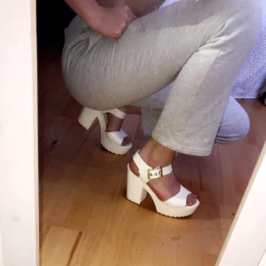  - Nypris - 500kr  Använda 3 gånger därav lite smutsiga men annars som nya. Köparen står för frakt  