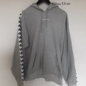  - Äkta grå TNT adidas hoodie. Har ej använt den alls så mycket då den inte passar mig i storlek. Den har herrstorlek large. Nypris 900. Betalas endast med swish. Vid intresse av köp kontakta mig på snapchat: corneliavilja
