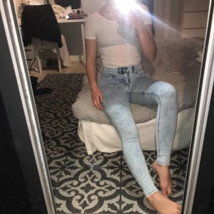  - Coola jeans från ginatricot. Jeansen är i storlek S men skulle säga att de är mer en XS. Modell Alex. Använda en gång.
