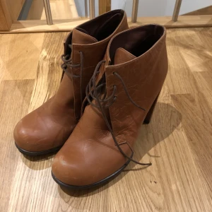  - Snygga ljusbrun kängor med 10cm klackar 