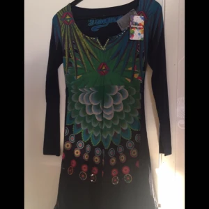  - Jätte fin klänning med massa fina färger