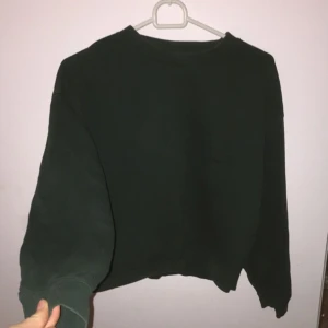  - Mörkgrön tjocktröja från weekday.