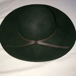  - Svart rund filthatt med läderband runt.  Sparsamt använd, säljes pga. fel storlek.  100kr + 20kr frakt. Betalning via Swish. 