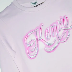  - Sweatshirt från Kenzo i strl S. Köptes för ca 2000 kr, knappt använd och fortfarande som helt ny. Köparen står för frakten💝