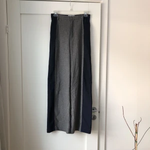  - Superfina midjehöga byxor från Rodebjer ! Mörkblå på sidorna , annars gråa . Lite vidare ner till  Jag bjuder på frakt vid snabb affär!