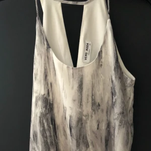  - Cool topp med en liten öppning på ryggen. Skriv för mer bilder, köpare står för frakt.