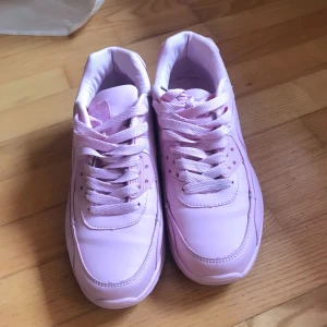  - Babyrosa sneakers från märket Rapter bara använd ett fåtal gånger. (Kostar 499kr nya)  Kan skicka men köparen står för frakten! 📮  Katt finns i hemmet 🐈