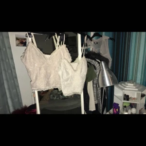  - Två tröjor från Bikbok  Den mörkare storlek M 20kr och lite sliten därav priset   Den ljusare storlek S 30kr 