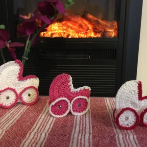  - När du vill duka till dop,namngivelse eller en babyshower så passar dessa små barnvagnar perfekt som dekoration på kalasbordet. Placera små barnvagnar på bordet som en liten gåva till dina gäster eller som dekoration. Gåvor är handgjorda och kan tillverkas i olika färger.  Tänka på: Beroende på vilken modell som har valtas och antalet beställda gåvor, beställning kan ta upp till 15 dagar.  Material: bomull  Storlek : 6 x 6 cm 100% hand made in Sweden