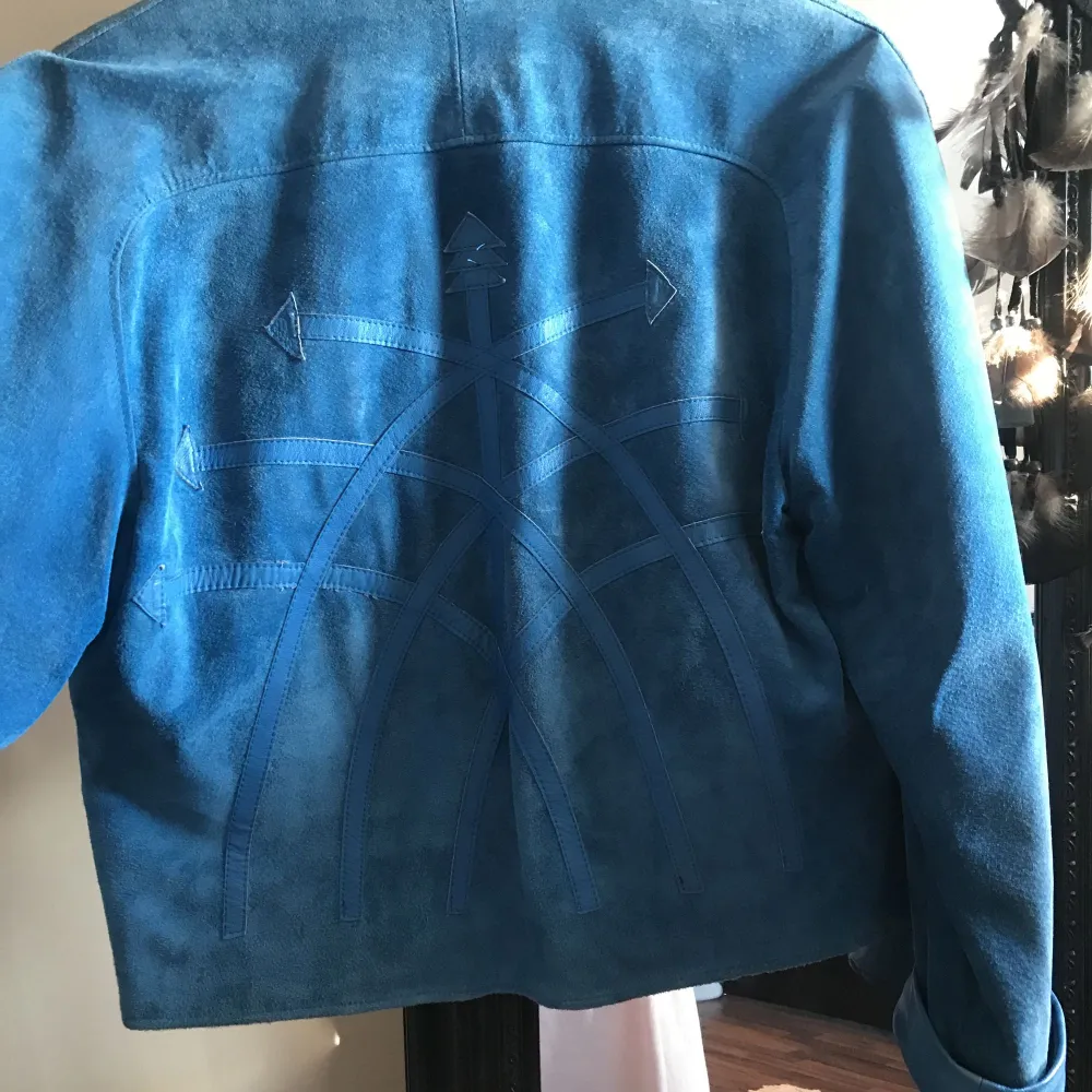 Blå vintage jacka i läder. Snygga detaljer på baksidan 🌿 köparen står för eventuell frakt. . Jackor.